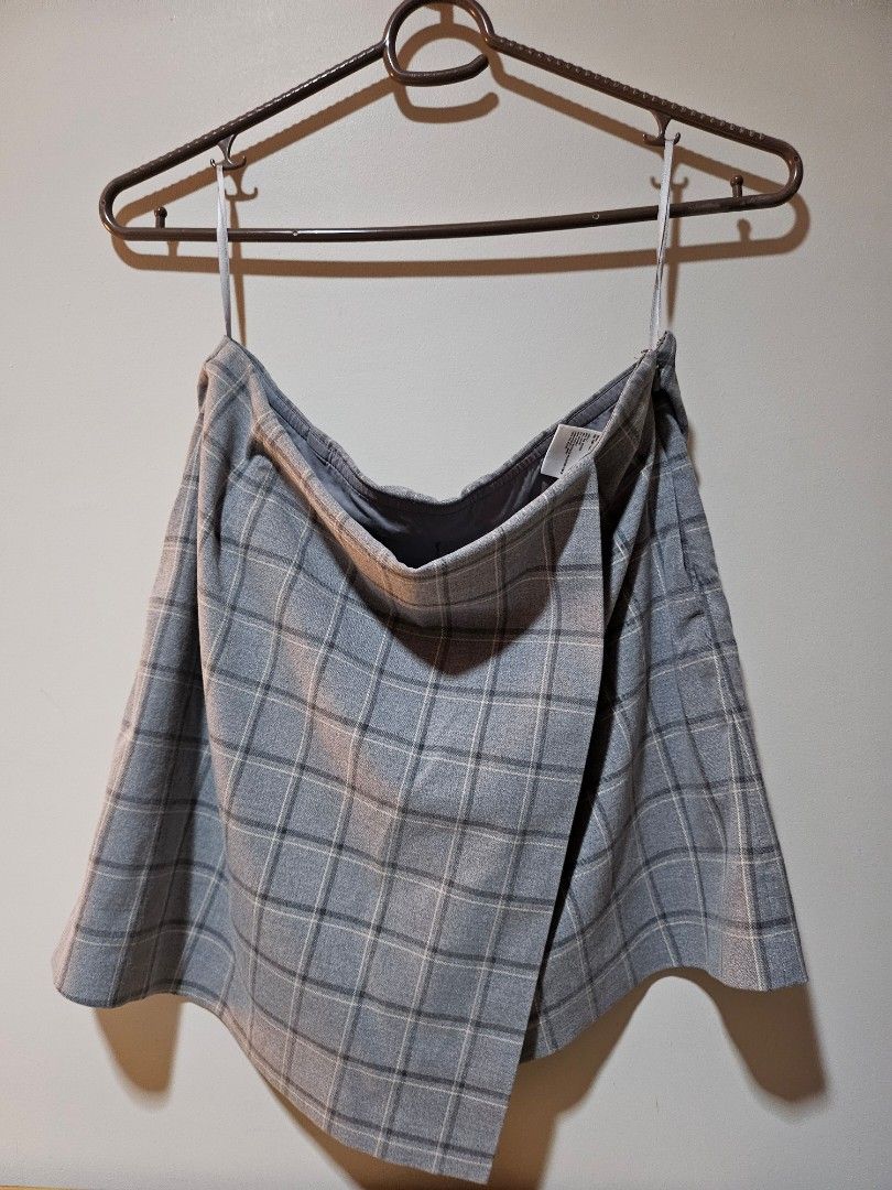 Uniqlo Wrap Skort (Grey) (Category: Skirts) located in Quezon City. Submitted by nndvy (Listing ID 1469018789, Image 1). Description: - Brand: Uniqlo - Size: XL - Waist Width: 40cm - Length: 42cm - Condition: Lightly used but still flawless. Good for casual wear or the office - RFS: Decluttering - MOP: Gcash, BPI, Unionbank, BDO - Delivery: GrabExpress, Lalamove, LBC (shouldered by buyer) .