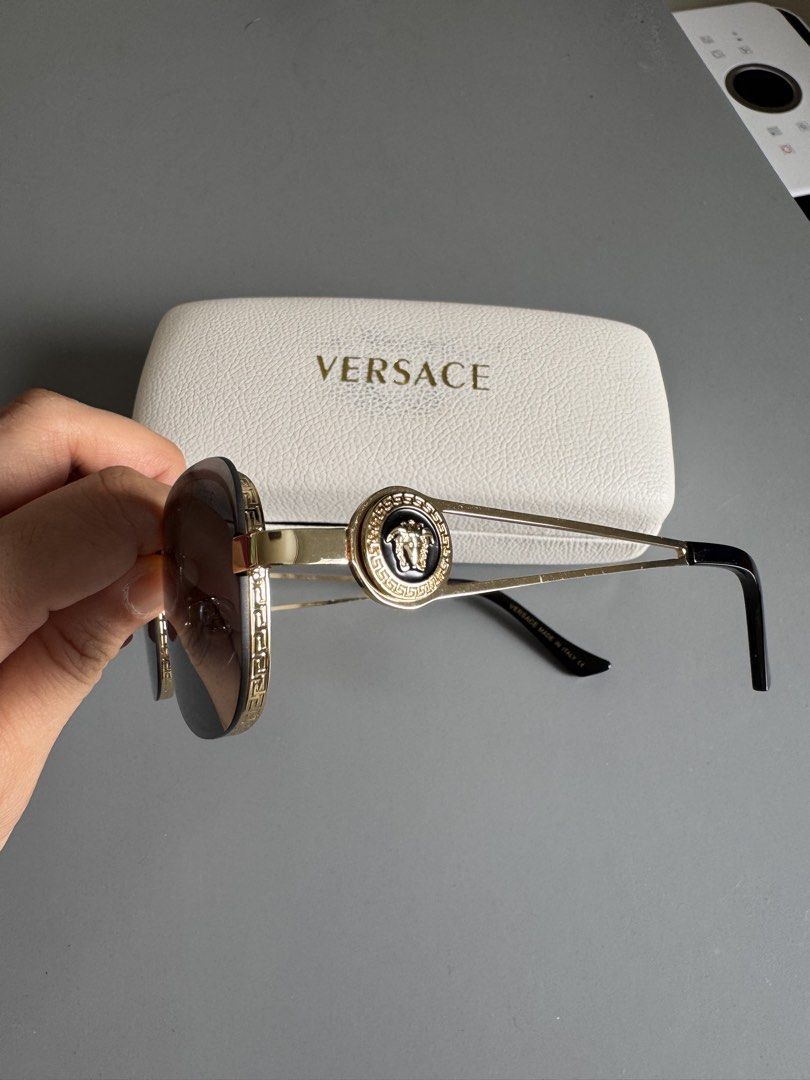 Unisex sunglasses with case (Category: Sunglasses & Eyewear) located in Makati City. Submitted by meticoolous (Listing ID 1468948826, Image 2). Description: with case.