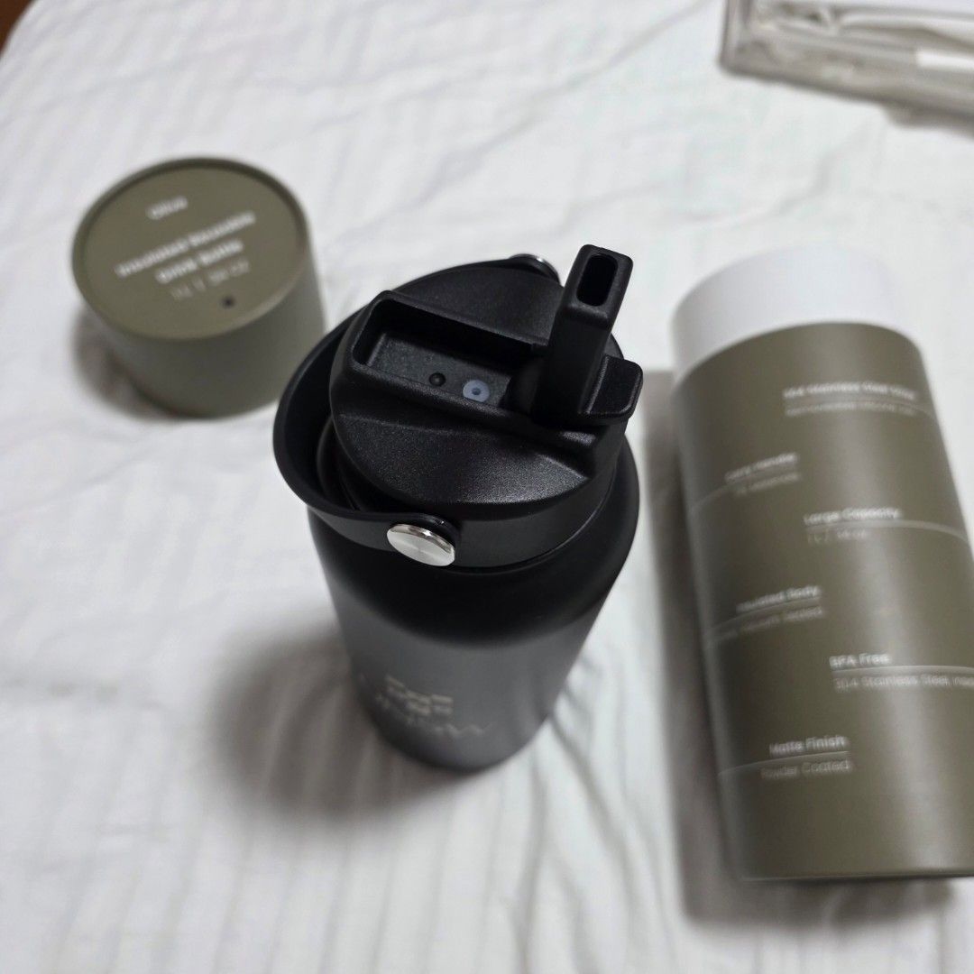 UNSW Tumblr (Category: Water Bottles & Tumblers) located in Paranaque City. Submitted by paurororo (Listing ID 1469029012, Image 3). Description: Comes in a circular box 1L - brand new Bought from UNSW Buy both for 2k.