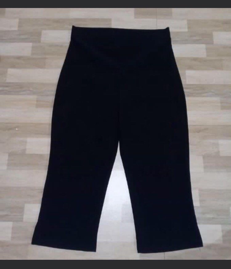 UWN BLACK CROPPED PANTS (Category: Other Bottoms) located in Marikina City. Submitted by minimalistmanila (Listing ID 1468955750, Image 2). Description: UWN black cropped wide legged pants. Knee length style. Fits medium, 29 waist. Semi thick fabric. Never used. Order now!.