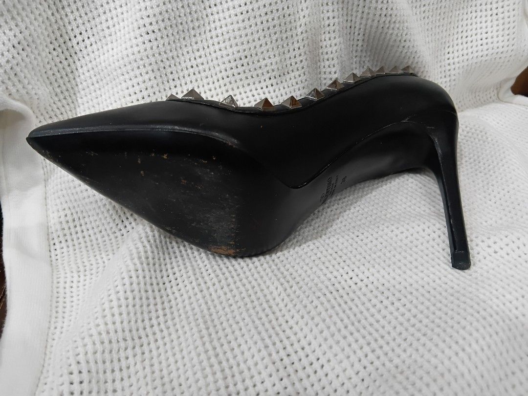 Valentino Garavani (Category: Heels) located in Subic. Submitted by AnythingBrandedby_May (Listing ID 1469018745, Image 3). Description: Valentino Garavani.