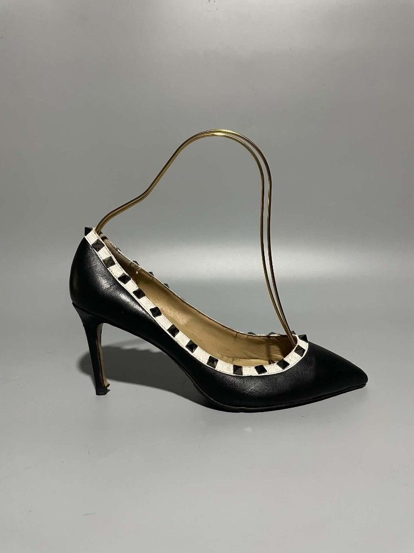 Valentino Garavani Rockstud (Category: Heels) located in Cavite. Submitted by imgnr0 (Listing ID 1469141158, Image 1). Description: Almost excellent condition minimal sign of use size: 41 - EU 9.5 Womens message for more details .