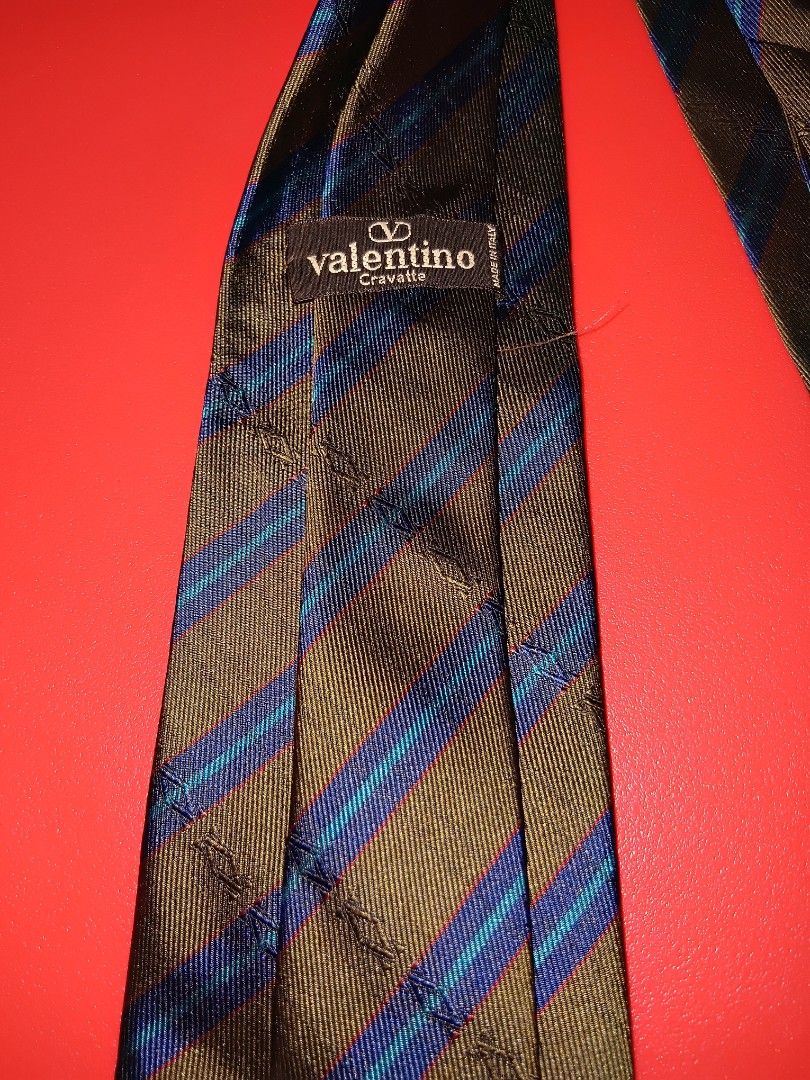 Valentino garavani stripe necktie (Category: Ties) located in Quezon City. Submitted by threetwotwo2ndaccount (Listing ID 1468931932, Image 2). Description: valentino garavani stripe necktie good as new need dry clean, nastock bawal sa maselan bawal sa barat.