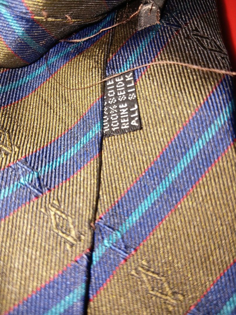Valentino garavani stripe necktie (Category: Ties) located in Quezon City. Submitted by threetwotwo2ndaccount (Listing ID 1468931932, Image 3). Description: valentino garavani stripe necktie good as new need dry clean, nastock bawal sa maselan bawal sa barat.