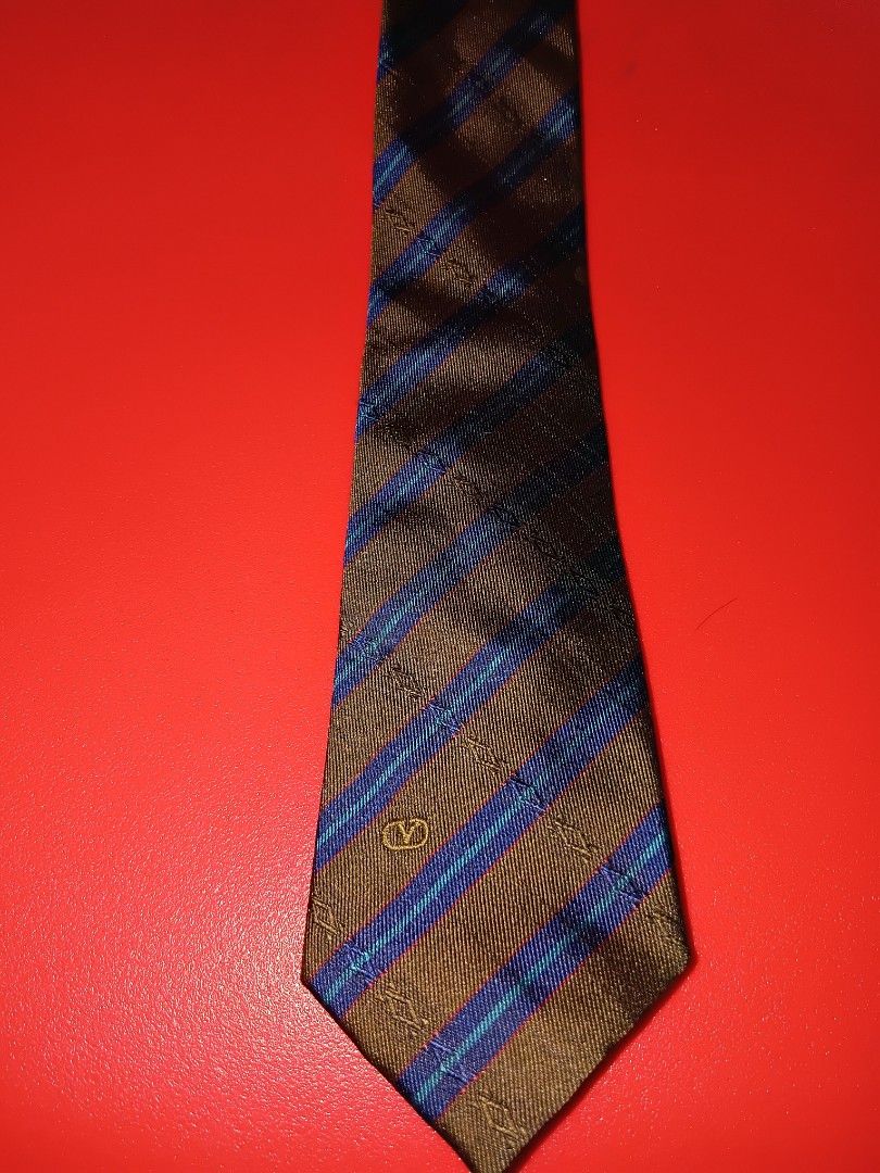 Valentino garavani stripe necktie (Category: Ties) located in Quezon City. Submitted by threetwotwo2ndaccount (Listing ID 1468931932, Image 1). Description: valentino garavani stripe necktie good as new need dry clean, nastock bawal sa maselan bawal sa barat.