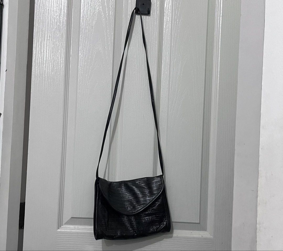 Valentino Sling Envelope bag (Category: Purses & Pouches) located in Antipolo. Submitted by asdfghjkl66931 (Listing ID 1469043081, Image 1). Description: Has blue paint sa liked.