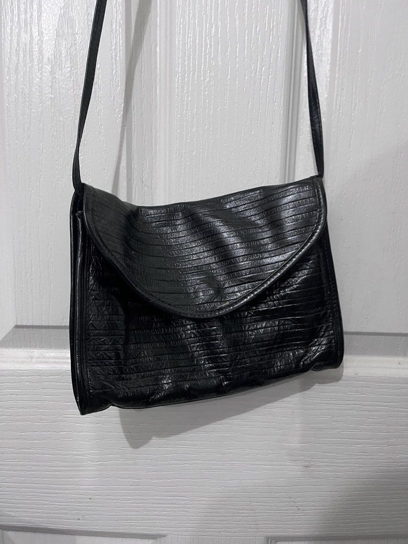 Valentino Sling Envelope bag (Category: Purses & Pouches) located in Antipolo. Submitted by asdfghjkl66931 (Listing ID 1469043081, Image 3). Description: Has blue paint sa liked.