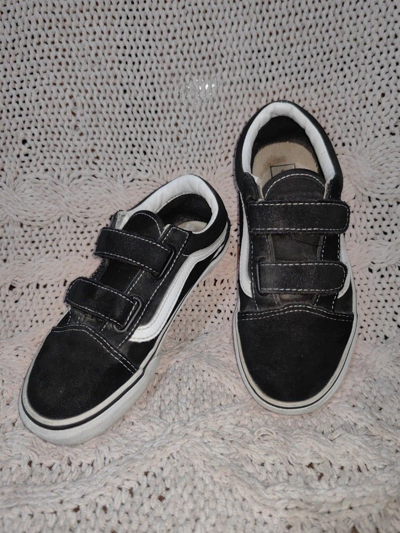 Vans Old Skool for Kids (Category: Babies & Kids Fashion) located in Tuguegarao City. Submitted by ekko_bag2 (Listing ID 1468946182, Image 2). Description: In Excellent condition Dimension L x W - check the last pic Mode of payment - Gcash Payment first, No COD Shipping thru JNT (next day shipping) ***Please manage your expectations as this is a thrifted authentic collectors item*** ***Color may vary due to lighting*** ***Shipping fee not include