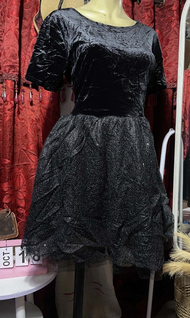 Velvet black dicent dress (Category: Dresses) located in Manila. Submitted by wheneity67thifted (Listing ID 1469005612, Image 2). Description: This black velvet and tulle skater-style party dress appears to resemble designs often associated with the French contemporary label Maje (such as their velvet and tutu/tulle cocktail dresses).