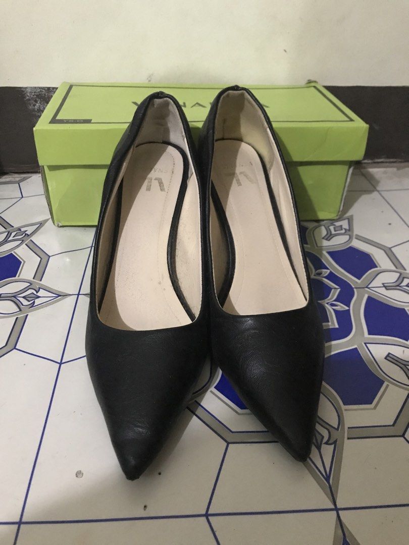 Venalisa Black Pointed Toe Heels with Box (Category: Heels) located in Manila. Submitted by isobelmin71152 (Listing ID 1469132698, Image 2). Description: - Brand/Model: Vena black pointed toe heels - Heel Type: Stable chunky block heels for comfort - Interior: Cream lining with printed branding - Style: Classic closed-toe design, highly versatile for daily wear or work - Packaging: Includes original green box labeled YS-G.