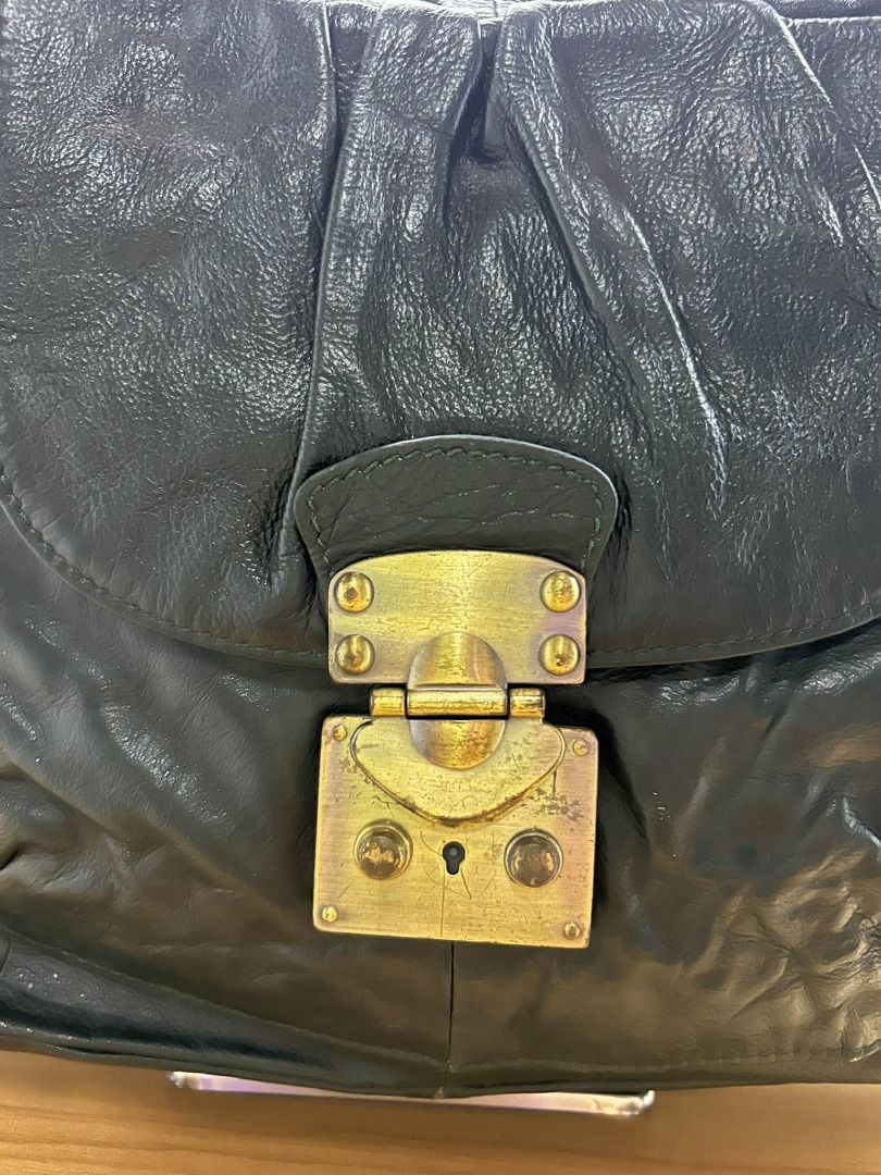 VERDE GENIUNE LEATHER HAND BAG (Category: Shoulder Bags) located in Caloocan City. Submitted by j3ngsanity (Listing ID 1469096168, Image 3). Description: ISSUE : NEED CLEANING / SIGN OF USAGE / MIN LEATHER SCRATCHES / MIN RUST HARDWARE.