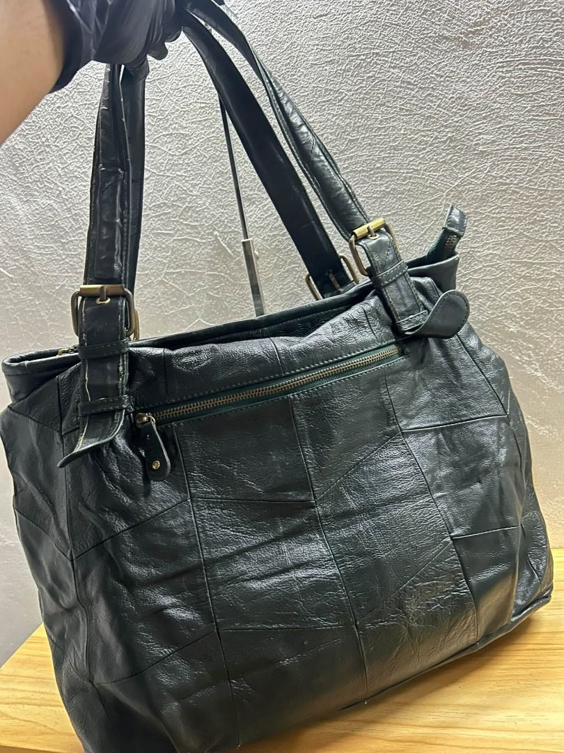 VERDE GENIUNE LEATHER HAND BAG (Category: Shoulder Bags) located in Caloocan City. Submitted by j3ngsanity (Listing ID 1469096168, Image 2). Description: ISSUE : NEED CLEANING / SIGN OF USAGE / MIN LEATHER SCRATCHES / MIN RUST HARDWARE.