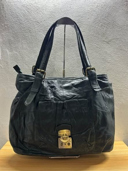 VERDE GENIUNE LEATHER HAND BAG (Category: Shoulder Bags) located in Caloocan City. Submitted by j3ngsanity (Listing ID 1469096168, Image 1). Description: ISSUE : NEED CLEANING / SIGN OF USAGE / MIN LEATHER SCRATCHES / MIN RUST HARDWARE.