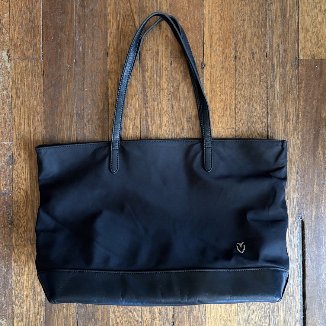 VESSEL shoulder bag (Category: Luxury Bags & Wallets) located in Roxas City. Submitted by rglnos (Listing ID 1468959437, Image 1). Description: .