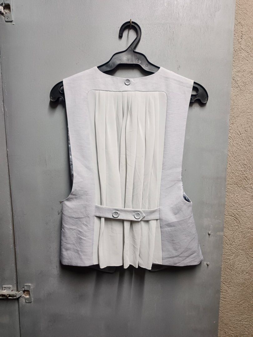 VIKTOR & ROLF (Category: Others Tops) located in Dasmarinas. Submitted by jessputrages (Listing ID 1469051844, Image 2). Description: For sale Viktor & Rolf Excellent condition No issue 1500 plus shipping fee Pm for more details.