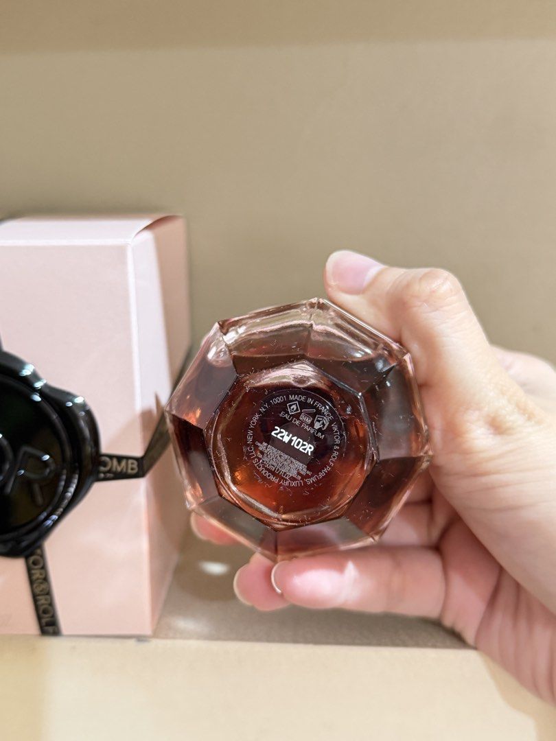 Viktor & Rolf Flowerbomb Eau de Parfum 50ml (Category: Fragrance & Deodorants) located in Manila. Submitted by ktyyycloset (Listing ID 1469031295, Image 2). Description: - Item: Viktor & Rolf Flowerbomb Eau de Parfum - Size: 50ml - Condition: Brand new, unopened, and unused (straight from retailer) - Packaging: Comes with the original pink branded outer box - Bottle: Iconic grenade-shaped design with signature black seal tag - Guaranteed authenti