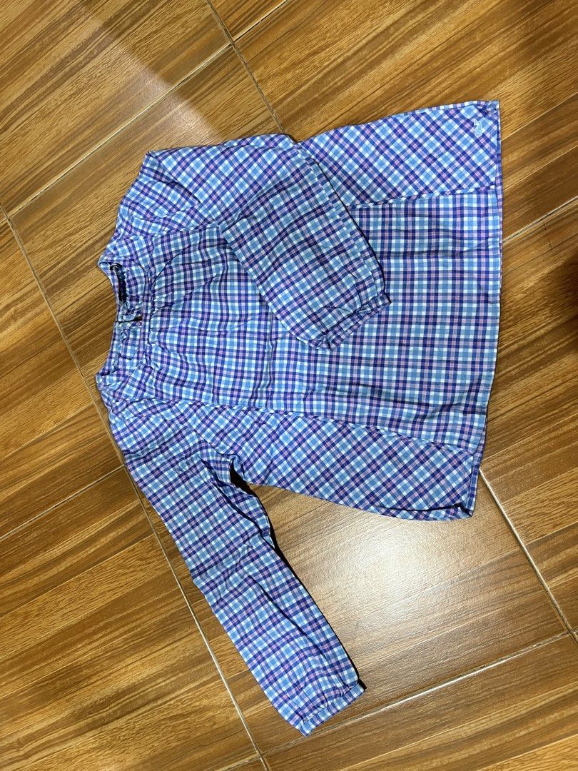 Vineyard Vines Plaid Long Sleeve Blouse Size M (Category: Longsleeves) located in Tabaco. Submitted by edmarbron (Listing ID 1469083148, Image 2). Description: - Brand: Vineyard Vines - Size: M (10-12) - Color/Pattern: Blue, purple, and pink plaid check - Features: Long sleeves with gathered cuffs, rounded neckline, and a nice textured weave.