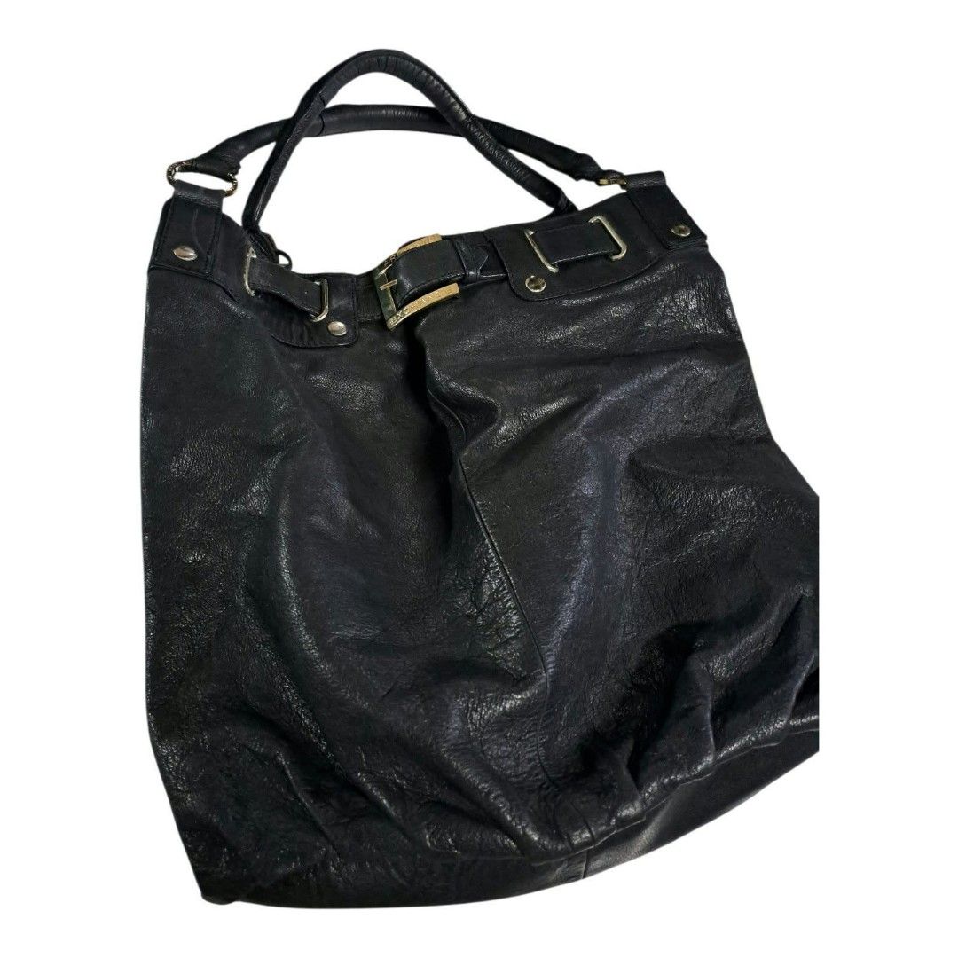 Vintage Armani Exchange Hobo Shoulder Bag (Category: Shoulder Bags) located in Manila. Submitted by yaseen_73 (Listing ID 1469140498, Image 1). Description: Vintage Black Armani Exchange Geniune Leather Hobo Bag Gold - Tone Hardware ✅Pristine Condition 2,650.00 or Best Offer Courier : J&T x Lalamove MOP : G C A S H x B A N K T R A N S F E R Seller's Location : 📍K1, Brgy. Pansol, Q.C.