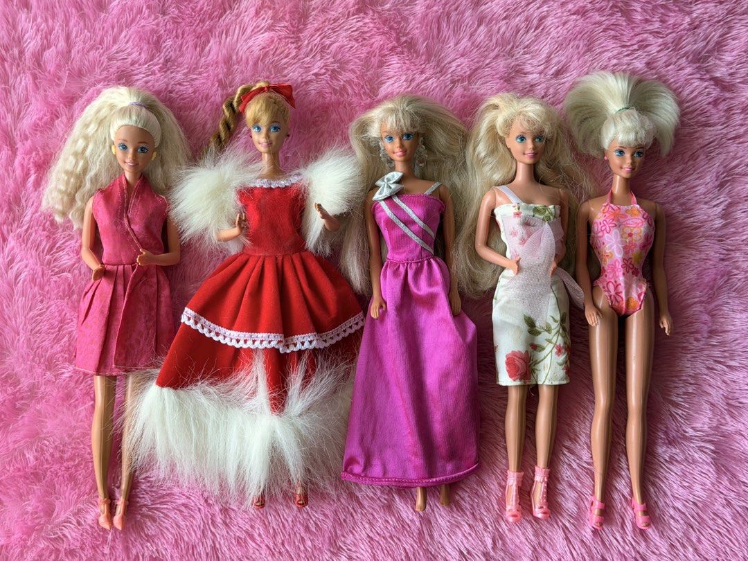 Vintage Barbie Bundle 🎀 (Category: Kids Toys) located in Malasiqui. Submitted by ms.pinki (Listing ID 1468949770, Image 1). Description: ୨୧ 🎀 VINTAGE BARBIE BUNDLE SALE 🎀 ୨୧ selling these 5 vintage barbies as a bundle for only ₱1,650! 🩷 Ptpa, tysm!🫶🏻 ♡ BUNDLE INCLUDES: ♡ 1. 𝙎𝙪𝙥𝙚𝙧 𝙏𝙖𝙡𝙠 𝘽𝙖𝙧𝙗𝙞𝙚 — Spanish Ver. 🩷 ₱600 • working/talking in Spanish • no crackneck • no bitemarks • rubber legs 2. 𝘿𝙤𝙡𝙡𝙨 𝙤𝙛 𝙩𝙝𝙚 𝙒𝙤𝙧𝙡𝙙 — C