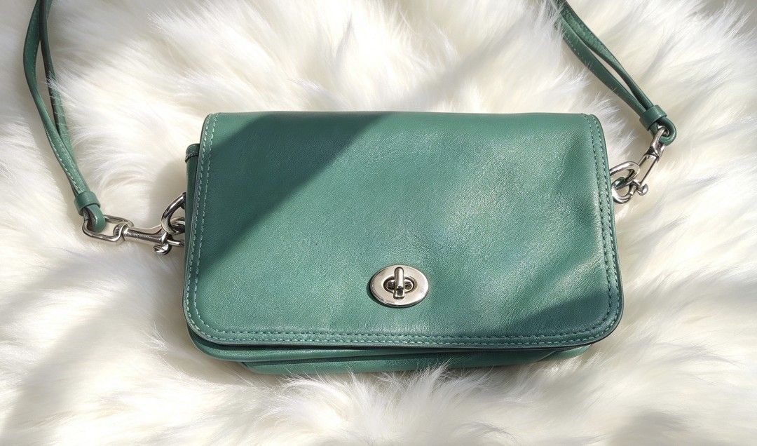 Vintage coach (Category: Cross-body Bags) located in Iloilo. Submitted by khonz (Listing ID 1468968466, Image 1). Description: no flaw.