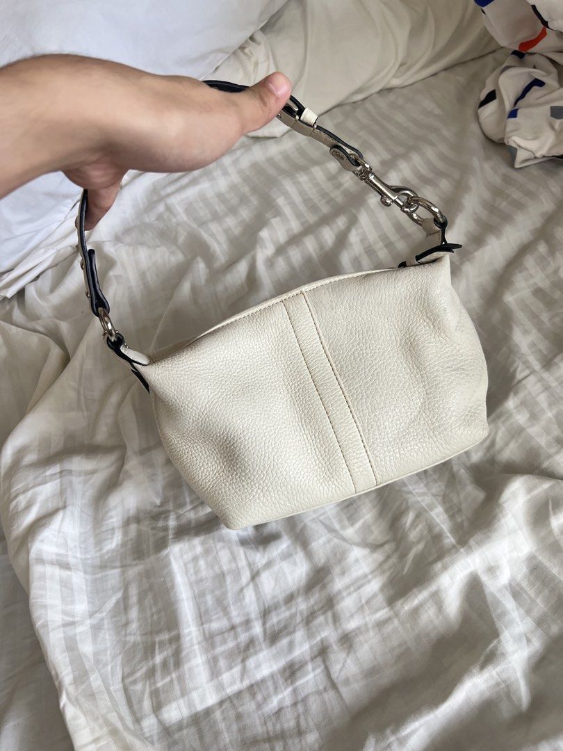 Coach Soho Shoulder Bag (Category: Luxury Bags & Wallets) located in Victorias. Submitted by jfindsss2 (Listing ID 1468936465, Image 2). Description: WONT ENTERTAIN LOWBALLER (open to reasonable negotiation) Selling my moms vintage coach white shoulder bag loc: Iloilo City Pm for more deets.