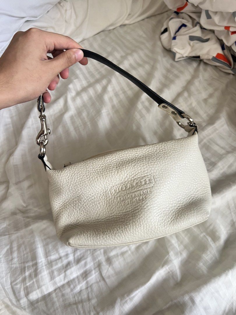 Coach Soho Shoulder Bag (Category: Luxury Bags & Wallets) located in Victorias. Submitted by jfindsss2 (Listing ID 1468936465, Image 1). Description: WONT ENTERTAIN LOWBALLER (open to reasonable negotiation) Selling my moms vintage coach white shoulder bag loc: Iloilo City Pm for more deets.
