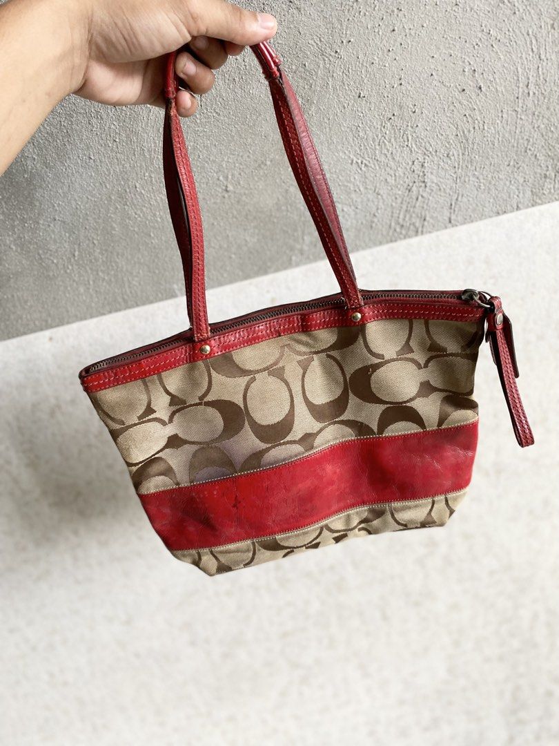 Vintage Coach Tote Bag (Category: Tote Bags) located in Manila. Submitted by thrift3006 (Listing ID 1468957315, Image 2). Description: For sale 750+sf only📍 Vintage coach tote bag Issue flaws and need wash stains .