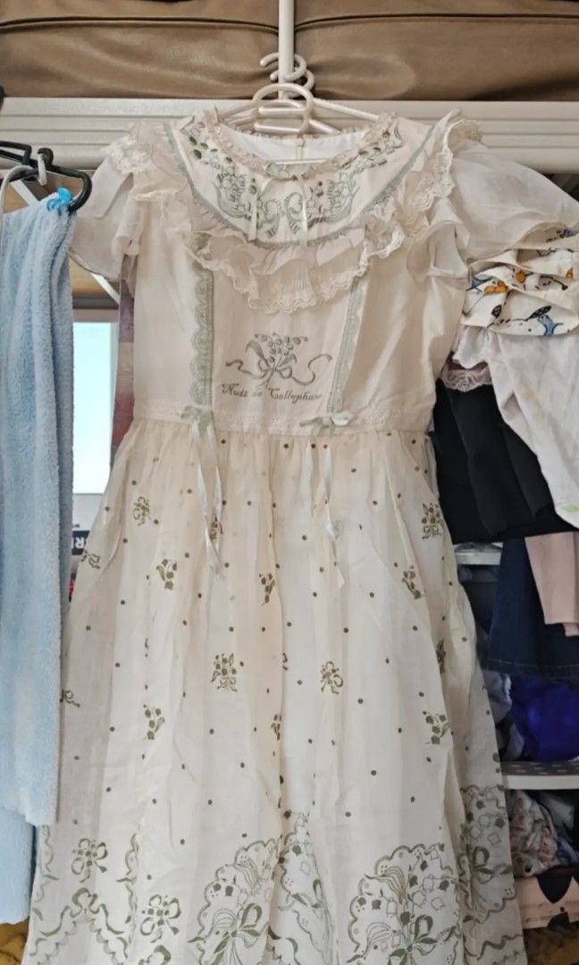 Vintage Dress (Category: Dresses) located in Manila. Submitted by tra_veler24 (Listing ID 1468992862, Image 1). Description: .