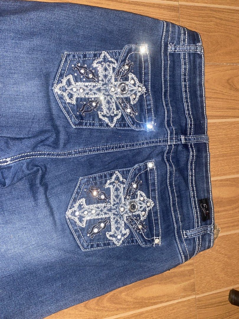 Vintage Earl Jeans Capri (Category: Jeans) located in Manila. Submitted by pchyomi (Listing ID 1469048674, Image 2). Description: waist: 28-34 in length: 28 in.