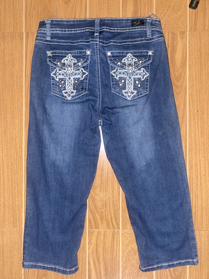 Vintage Earl Jeans Capri (Category: Jeans) located in Manila. Submitted by pchyomi (Listing ID 1469048674, Image 1). Description: waist: 28-34 in length: 28 in.