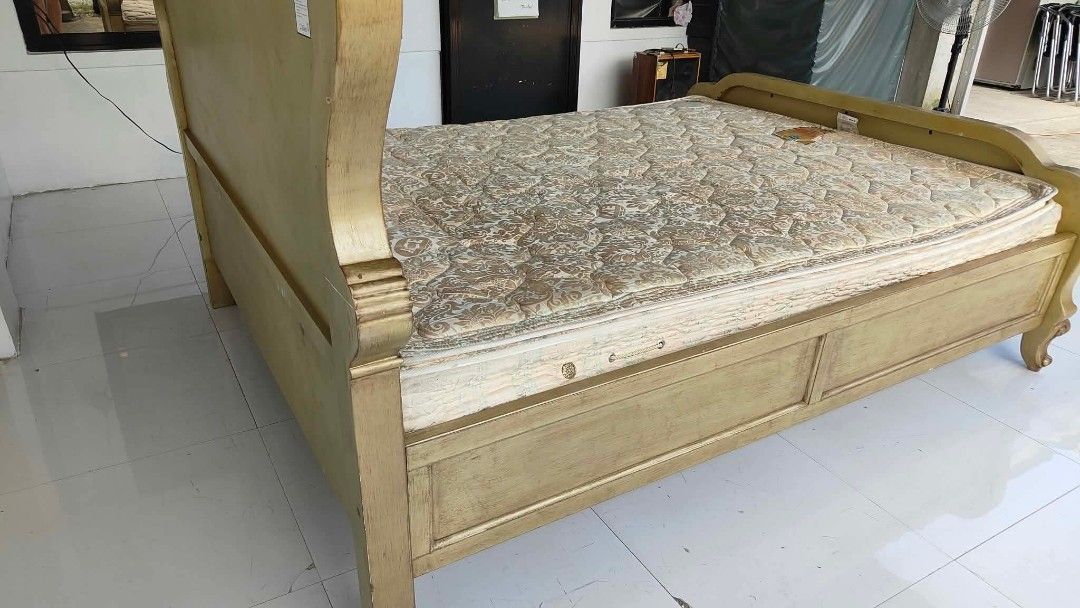 Vintage Frame with matress (Category: Bed Frames & Mattresses) located in Manila. Submitted by roveeeeelen_06 (Listing ID 1469086021, Image 3). Description: well used bed and matress.