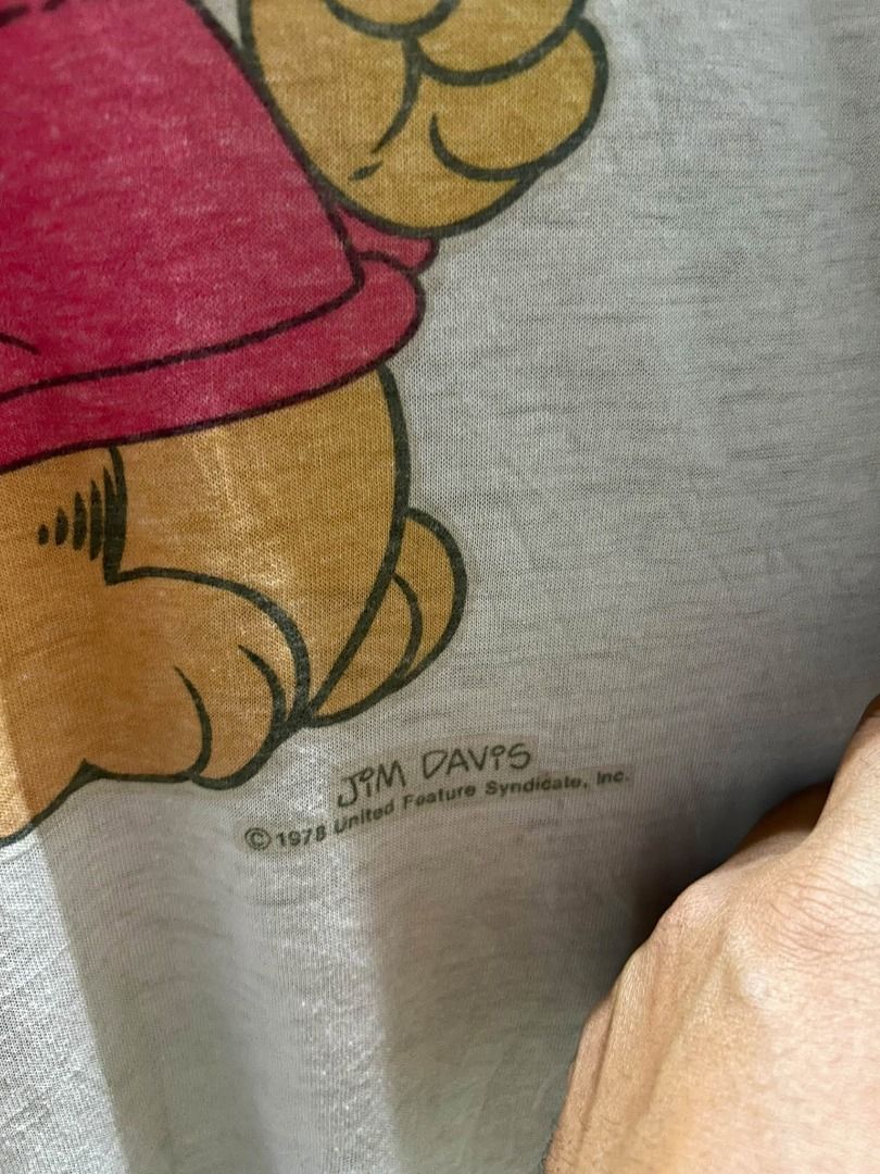 VINTAGE GARFIELD GRAPHIC TEE DATED 1978 SINGLE STITCH (Category: Tshirts & Polo Shirts ) located in Caloocan City. Submitted by j3ngsanity (Listing ID 1469088832, Image 3). Description: TAG : INFO TAG DIMES : 24x30.5 ISSUE : STAINS .