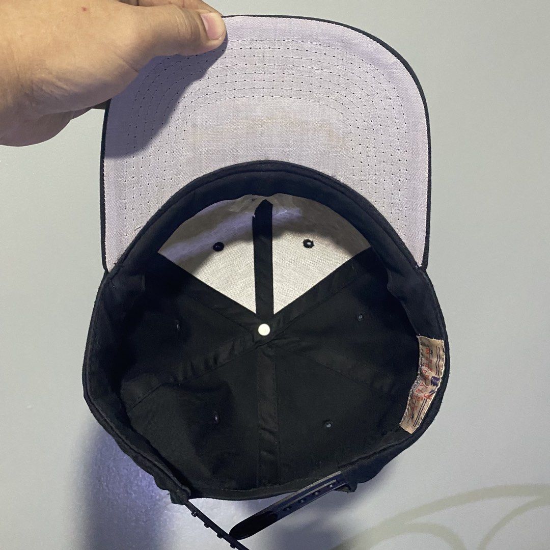 Vintage New York Yankees MLB Snapback Hat (Category: Caps & Hats) located in Cavite. Submitted by bong.ramos (Listing ID 1469075398, Image 2). Description: - Authentic New York Yankees baseball cap - Color: Classic black with white embroidered NY logo - Genuine merchandise tag attached inside - Adjustable snapback closure for a customized fit - Features a trendy grey undervisor - Versatile vintage streetwear staple, easy to style for daily wear -