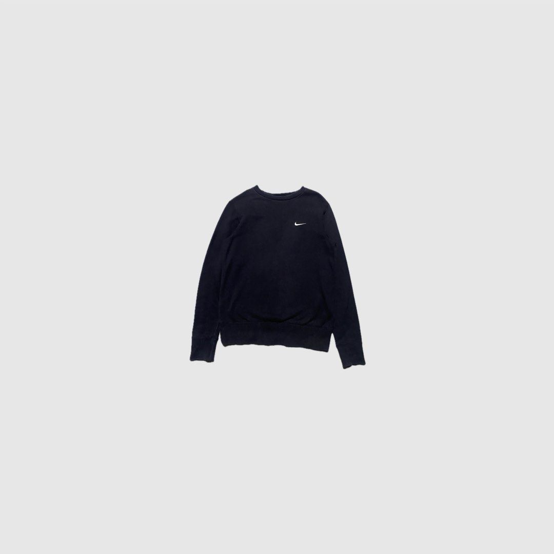 Vintage Nike Sideswoosh Sweater (Category: Hoodies) located in Cavite. Submitted by kali_galleria (Listing ID 1468936446, Image 1). Description: Available 🏷️ Vintage Nike Print-tag Sweater (Thick & Heavy) • Light-used Condition: 9 • Color rate: 9 • Width: 20.5 • Length: 28 • Best Fit: M • Issue: Sign of usage (due to age) 🏷️300 + SF “Thrift with your fingertip👆🏼”.