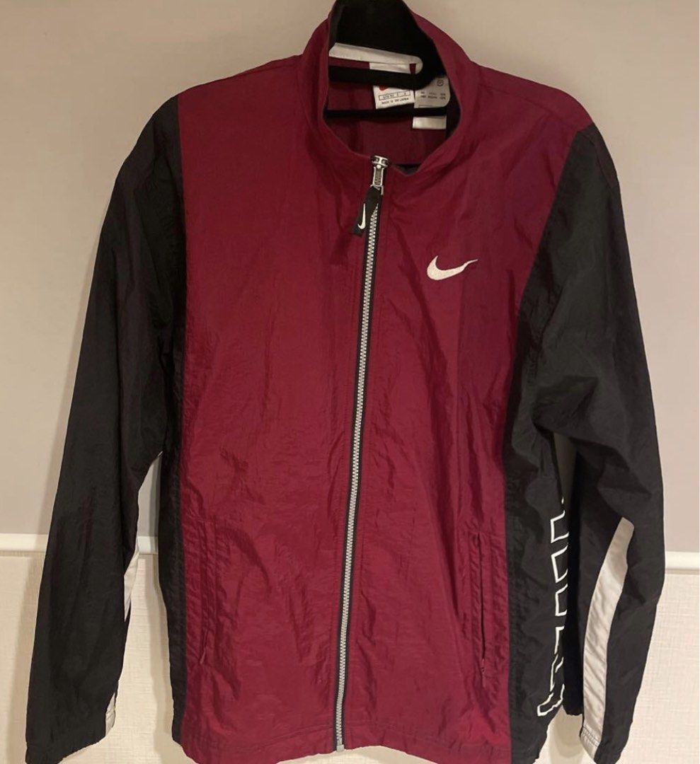 VINTAGE NIKE WINDB (Category: Coats, Jackets and Outerwear) located in Manila. Submitted by golden_znamss (Listing ID 1469122491, Image 1). Description: VINTAGE NIKE WINDBREAKER 600💸💸 issue need wash size L 📍MONTALBAN.