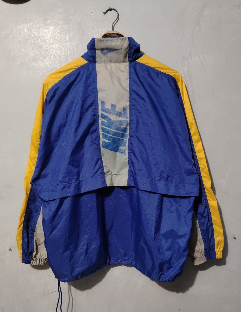 Vintage Nike Windbreaker (Category: Coats, Jackets and Outerwear) located in Bocaue. Submitted by adrianberi35876 (Listing ID 1469093509, Image 2). Description: Vintage Nike Windbreaker Light weight Width:25 Length:27.5 M on tag Oversize Condition:9/10 Color Rate:9/10 Issue:Fade sa back part & and stain sa neck 📩 📩 📩.