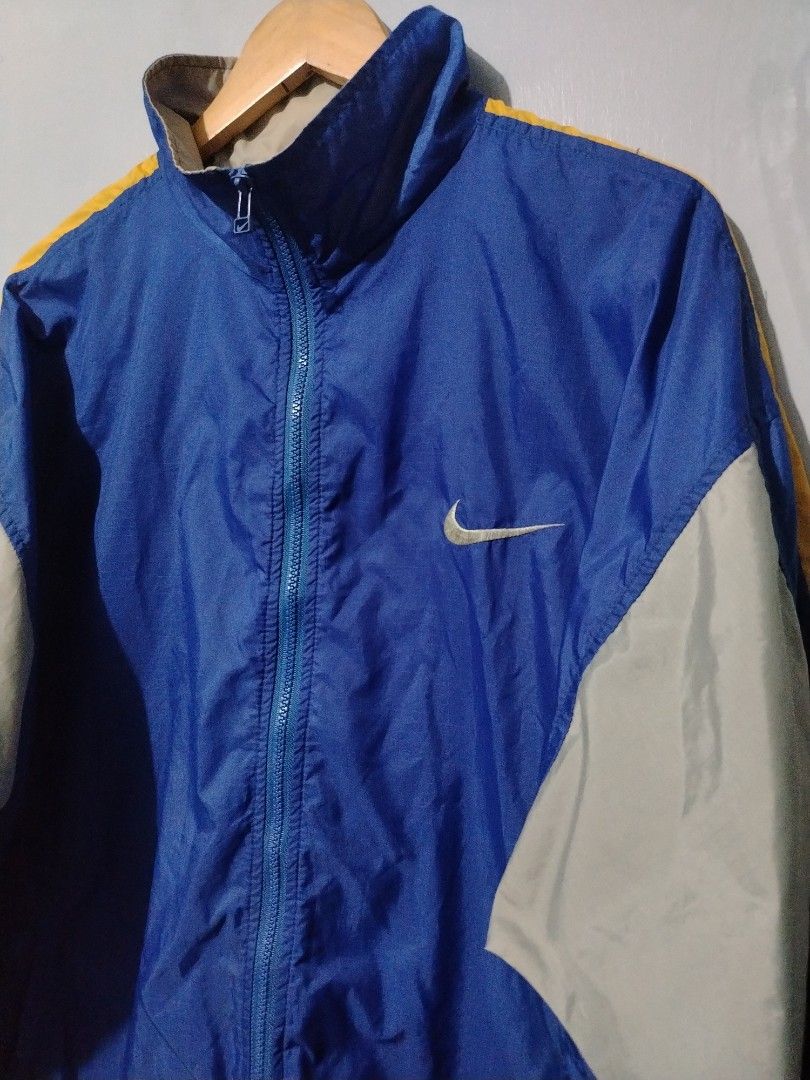 Vintage Nike Windbreaker (Category: Coats, Jackets and Outerwear) located in Bocaue. Submitted by adrianberi35876 (Listing ID 1469093509, Image 3). Description: Vintage Nike Windbreaker Light weight Width:25 Length:27.5 M on tag Oversize Condition:9/10 Color Rate:9/10 Issue:Fade sa back part & and stain sa neck 📩 📩 📩.