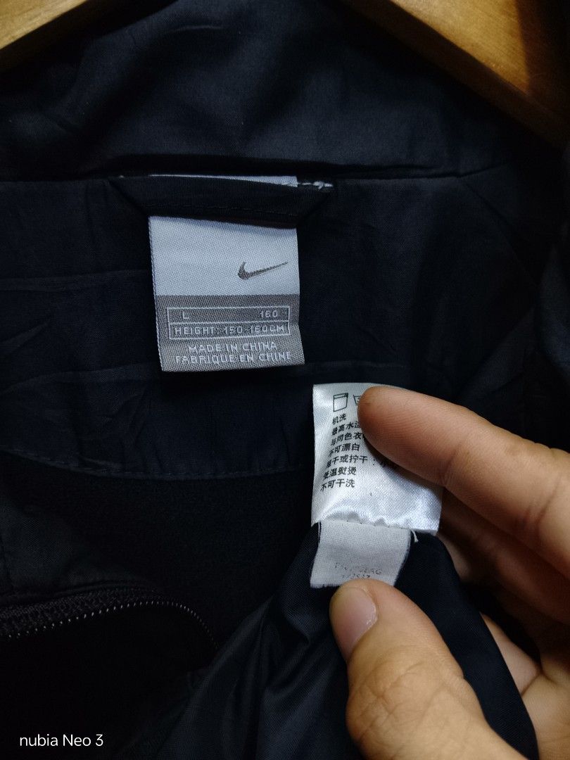 vintage nike windbreaker (Category: Coats, Jackets and Outerwear) located in Valenzuela. Submitted by joshwrldselection (Listing ID 1469106420, Image 3). Description: medium excellent condition need wash only / missing half puller but still working / w packable hood thrift..