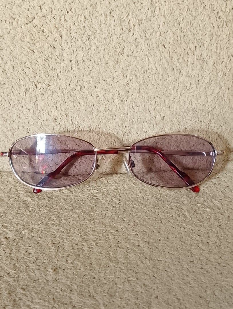 Vintage Oval Sunglasses (Category: Sunglasses & Eyewear) located in Tarlac. Submitted by faithfulfinds (Listing ID 1468997716, Image 1). Description: Vintage Oval Sunglasses 🕶️ Condition: Like new / No issue (Gagamitin na lang!) Source: Japan surplus / Japan source Brand: Unbranded (Premium quality feel) Tinted lenses with classic gold metal frame. Walang gasgas o kahit anong sira..