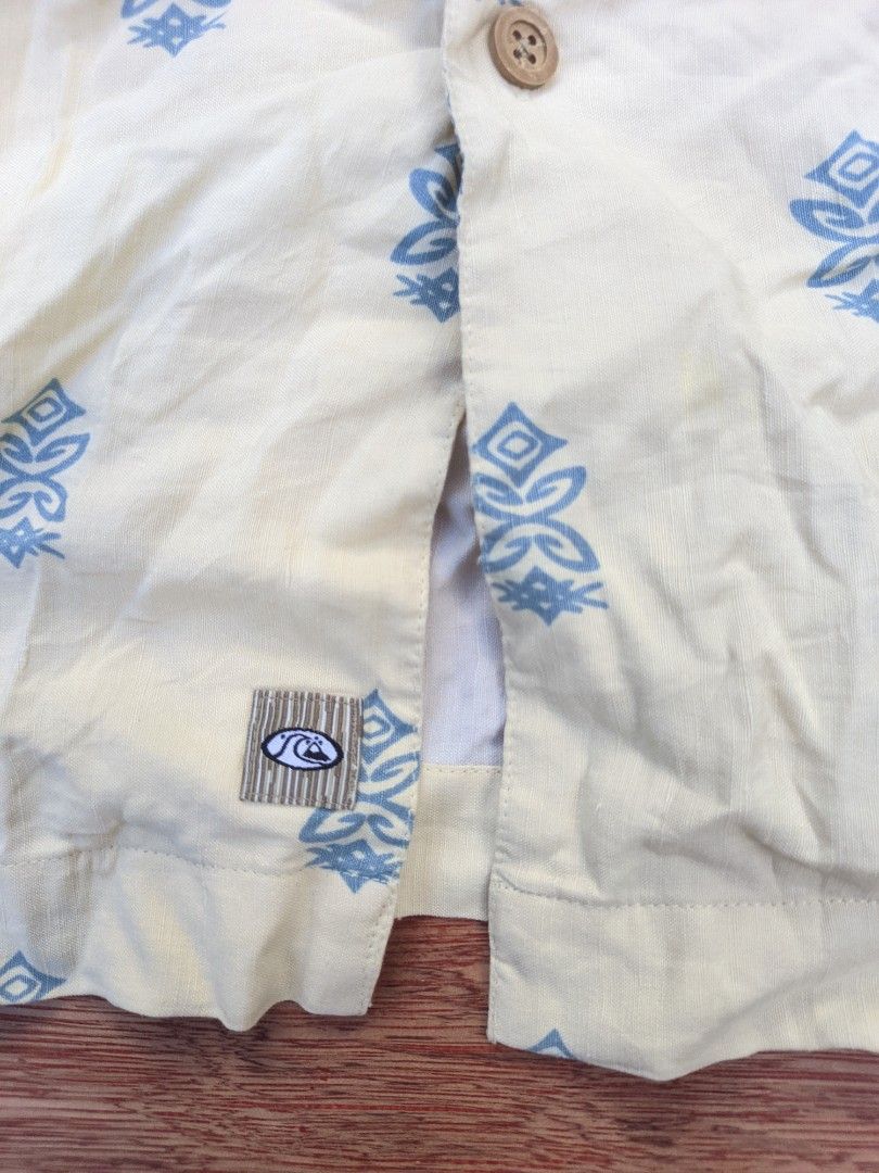 Vintage Quiksilver button down Hawaiian polo (Category: Tshirts & Polo Shirts ) located in Kapalong. Submitted by hashhthrift (Listing ID 1469012792, Image 2). Description: issue see last pic need wash only excellent condition measurements: w25 l29.