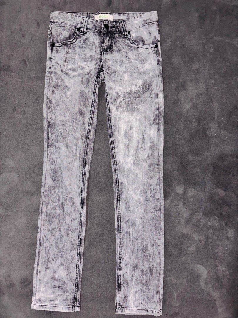 Vintage Roxy Washed Denim Jeans (Category: Jeans) located in Manila. Submitted by erxm.thrift (Listing ID 1469079234, Image 1). Description: .