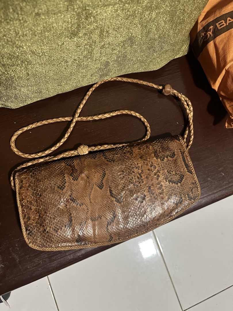 Vintage Snake Skin clutch (Category: Clutches) located in Quezon City. Submitted by jo.1216 (Listing ID 1469070479, Image 3). Description: .
