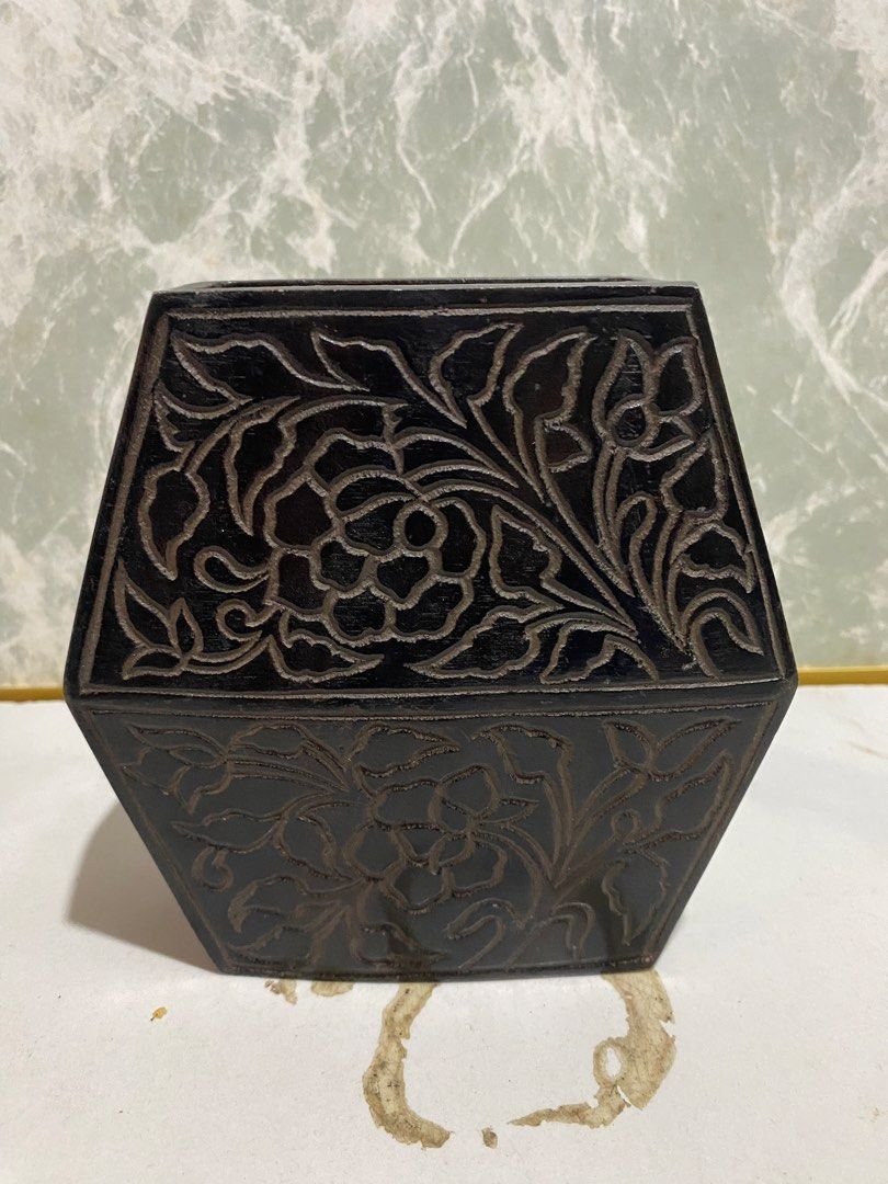 Vintage Steel Carved Hexagonal Decorative (Category: Vases & Decorative Bowls) located in Calamba. Submitted by chebvintagedepot (Listing ID 1469032119, Image 2). Description: (B24-03) A decorative hexagonal box featuring carved floral and vine patterns on the panels. The design has a traditional look, making it a nice piece for displaying or adding to a collection of vintage decorative items. Steel material The box may show signs of age and wear
