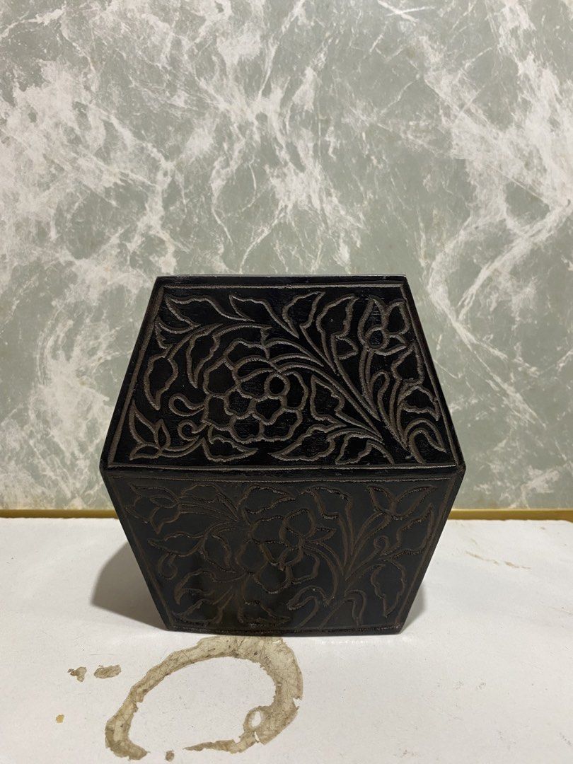 Vintage Steel Carved Hexagonal Decorative (Category: Vases & Decorative Bowls) located in Calamba. Submitted by chebvintagedepot (Listing ID 1469032119, Image 1). Description: (B24-03) A decorative hexagonal box featuring carved floral and vine patterns on the panels. The design has a traditional look, making it a nice piece for displaying or adding to a collection of vintage decorative items. Steel material The box may show signs of age and wear