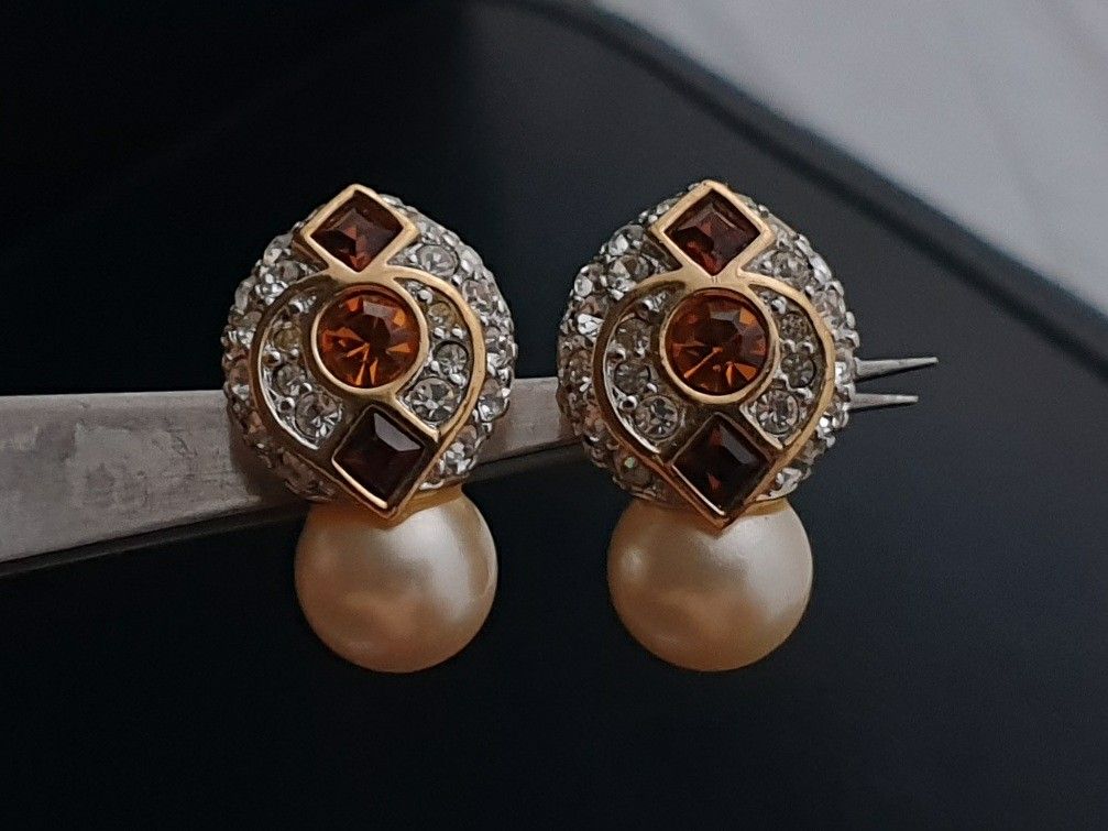 Vintage Swarovski Earrings (Category: Earrings) located in Quezon City. Submitted by WasalakTwo (Listing ID 1468934188, Image 2). Description: Bought in Japan Authentic Goodcondition Clean and presentable Open for delivery nationwide.