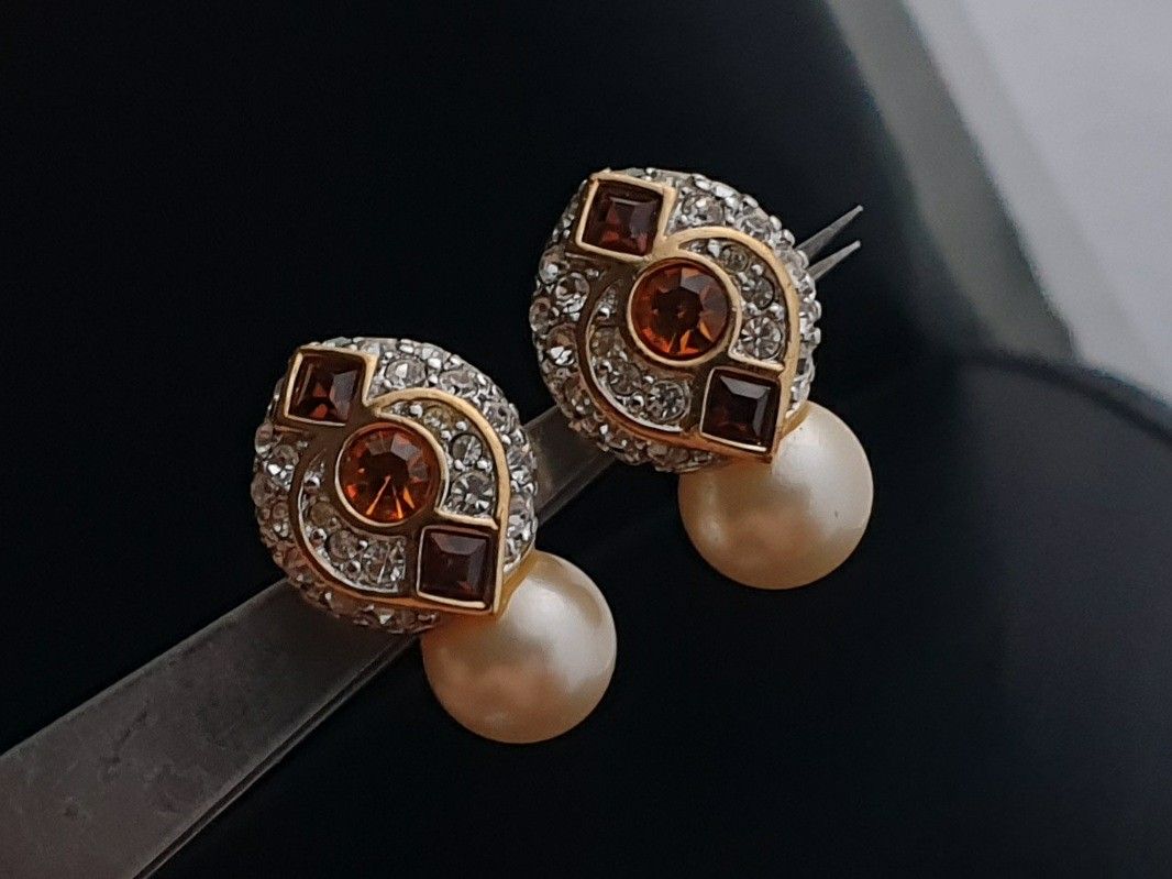 Vintage Swarovski Earrings (Category: Earrings) located in Quezon City. Submitted by WasalakTwo (Listing ID 1468934188, Image 1). Description: Bought in Japan Authentic Goodcondition Clean and presentable Open for delivery nationwide.