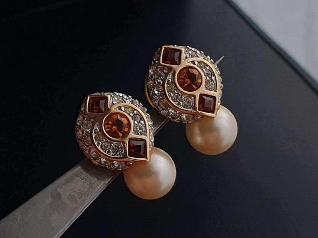 Vintage Swarovski Earrings (Category: Earrings) located in Quezon City. Submitted by WasalakTwo (Listing ID 1468934188, Image 3). Description: Bought in Japan Authentic Goodcondition Clean and presentable Open for delivery nationwide.