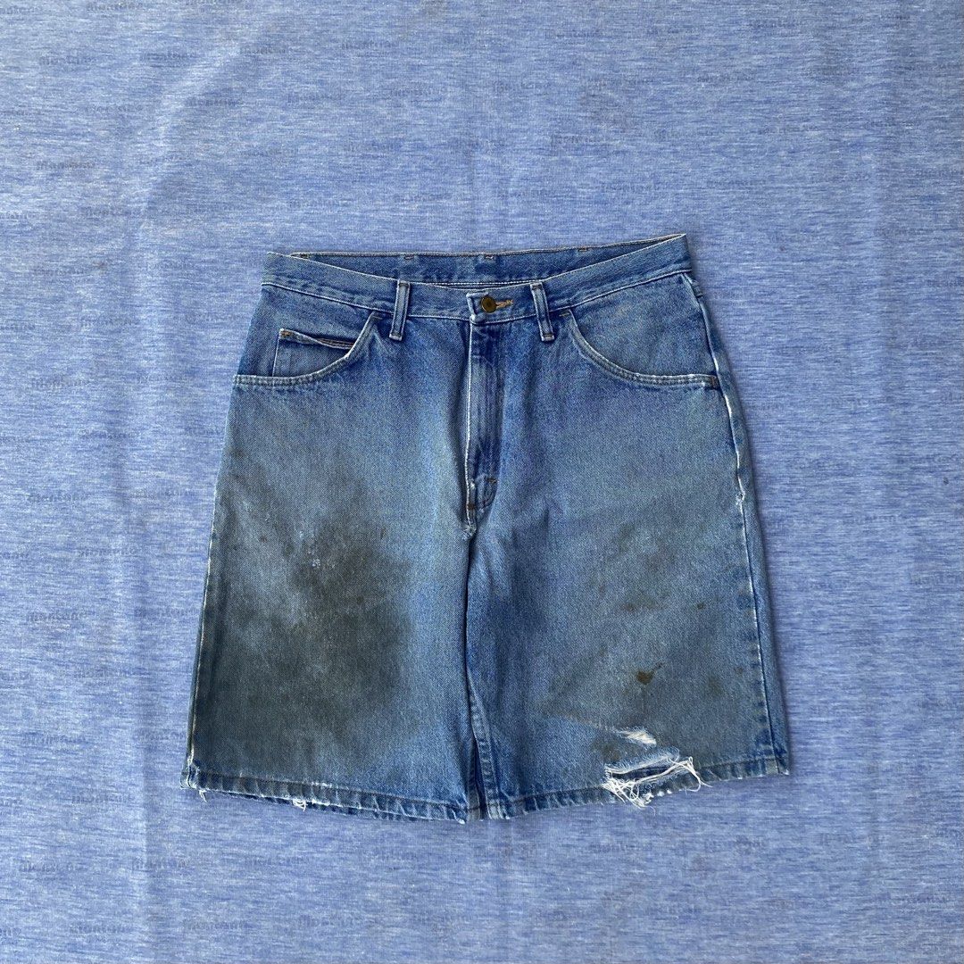 VINTAGE WRANGLER JORTS (Category: Shorts) located in Angeles City. Submitted by stephen52790 (Listing ID 1469055009, Image 2). Description: 🟥VINTAGE WRANGLER JORTS (INCH) Waist: 34 Length: 21 Thigh: 14.5 Leg opening: 11.5 •Vintage condition •Hard denim •Issue: Stain, distress, and hole Price: 350PHP.