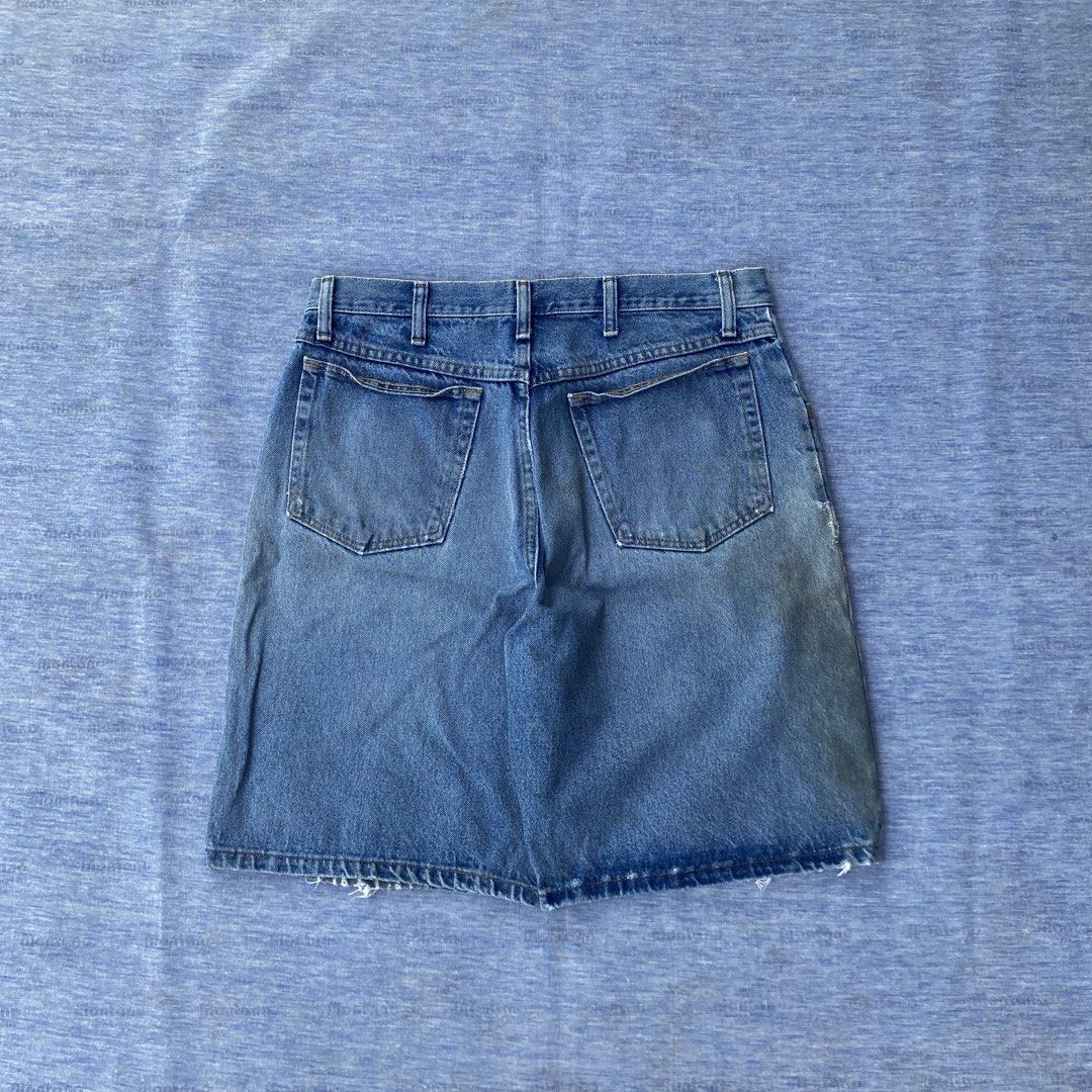 VINTAGE WRANGLER JORTS (Category: Shorts) located in Angeles City. Submitted by stephen52790 (Listing ID 1469055009, Image 1). Description: 🟥VINTAGE WRANGLER JORTS (INCH) Waist: 34 Length: 21 Thigh: 14.5 Leg opening: 11.5 •Vintage condition •Hard denim •Issue: Stain, distress, and hole Price: 350PHP.
