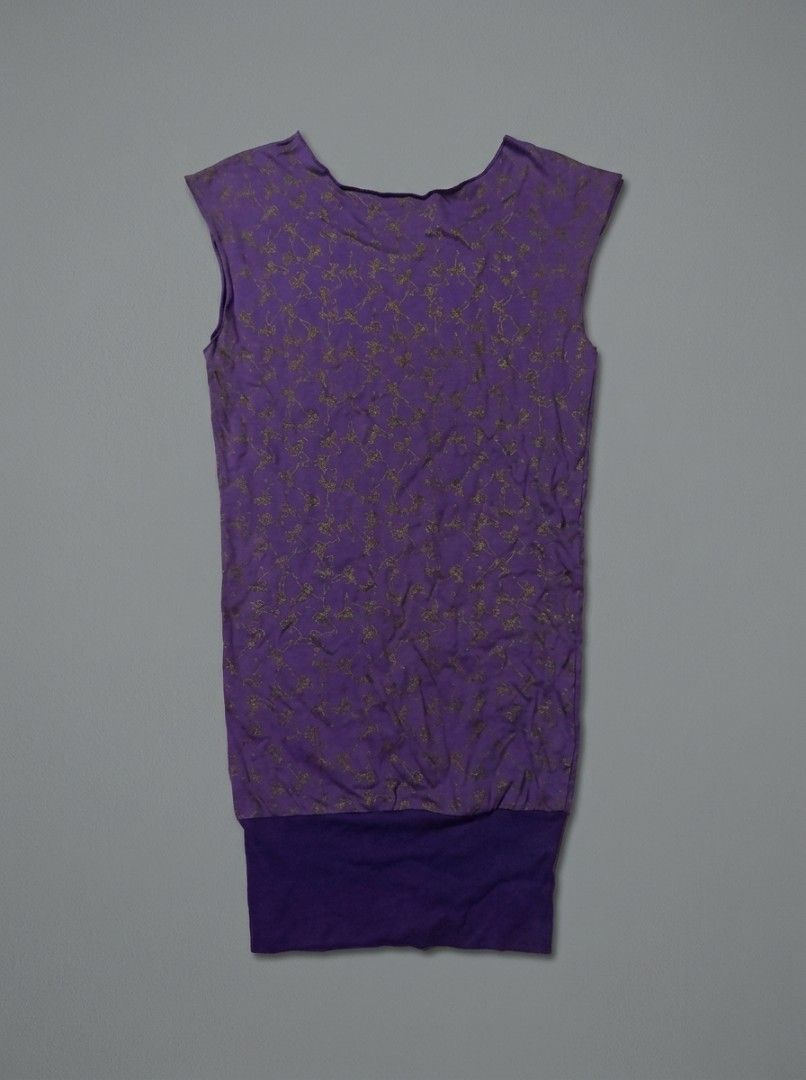 VIVIEN WESTWOOD RED LABEL (Category: Luxury Apparel) located in Tumauini. Submitted by patricktag49926 (Listing ID 1469006153, Image 1). Description: .